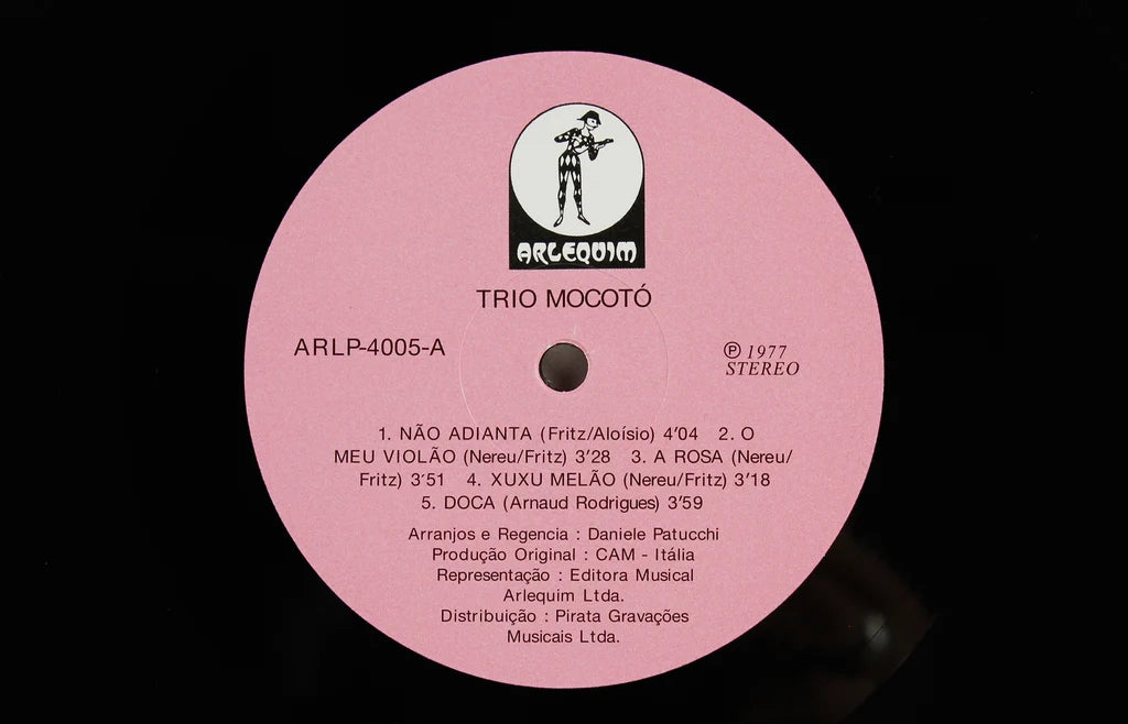 Lado A del vinilo Trio Mocotó – Trio Mocotó: etiqueta rosa Arlequim con cinco pistas, duraciones y catálogo ARLP-4005-A.