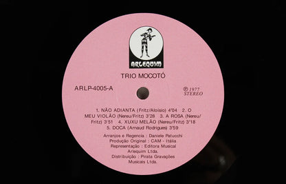 Lado A del vinilo Trio Mocotó – Trio Mocotó: etiqueta rosa Arlequim con cinco pistas, duraciones y catálogo ARLP-4005-A.