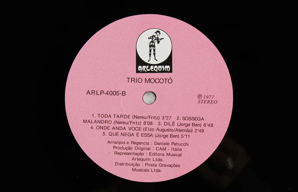 Lado B del vinilo Trio Mocotó – Trio Mocotó: etiqueta rosa Arlequim con cinco pistas, créditos y catálogo ARLP-4005-B.