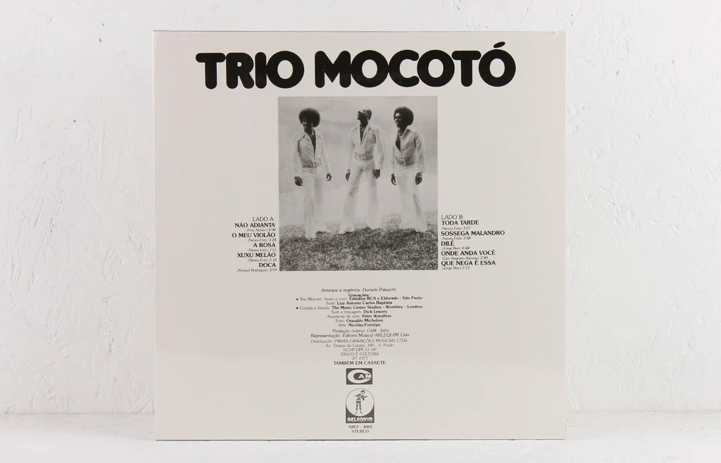 Contraportada del vinilo Trio Mocotó – Trio Mocotó, con foto del grupo, pistas por lado y créditos sobre fondo claro.