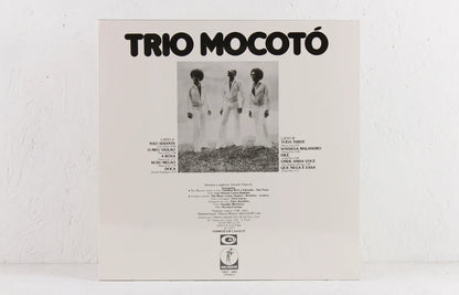 Contraportada del vinilo Trio Mocotó – Trio Mocotó, con foto del grupo, pistas por lado y créditos sobre fondo claro.
