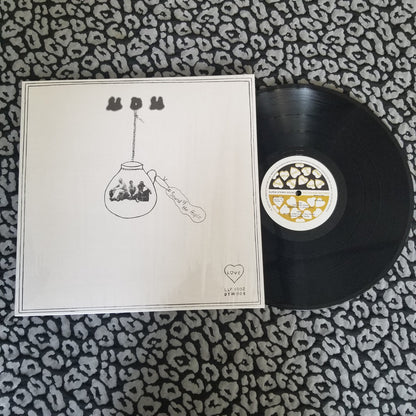 Vinilo Udu – Sound Of The People junto a su portada blanca ilustrada, reedición limitada Dig This Way Records en LP.