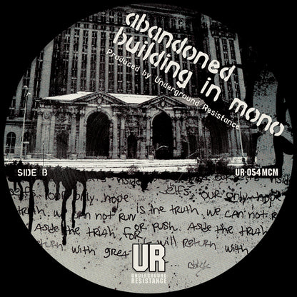 Lado B del vinilo Underground Resistance – Windchime 12" reedición, etiqueta en blanco y negro con edificio clásico, texto manuscrito, logo UR y referencia UR-054 MCM.