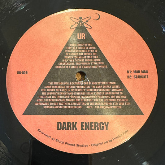 Lado B del vinilo UR – Dark Energy, etiqueta naranja con pistas B1/B2, catálogo UR-029 y texto de misión.
