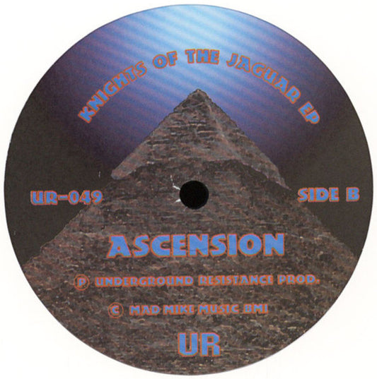 Etiqueta central del lado B del vinilo UR – Knights Of The Jaguar EP con una pirámide iluminada, tema Ascension y créditos a Underground Resistance.