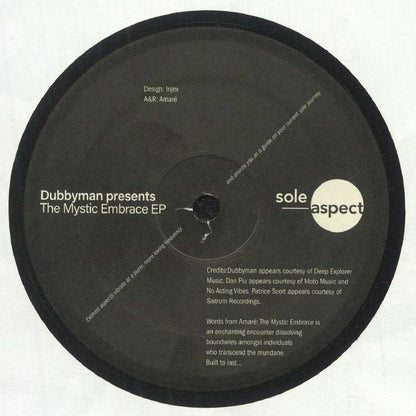 Portada trasera del vinilo V.A. – Dubbyman Presents: The Mystic Embrace EP, editado por Sole Aspect en 12". Contiene créditos de producción y un mensaje sobre la esencia del disco. Estética sobria con detalles en blanco y negro.