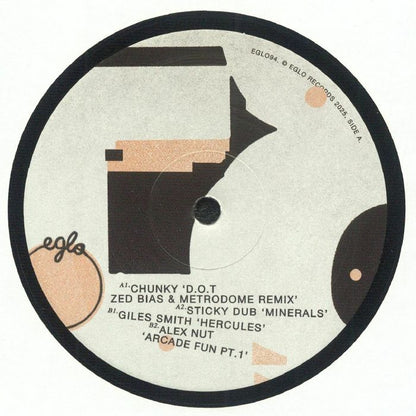Etiqueta central del lado A del vinilo Varios Artistas – Eglo Records Vol. 3 Sampler de Eglo Records, mostrando créditos, catálogo EGLO94 y lista de temas con un diseño gráfico minimalista en tonos crema, negro y melocotón.