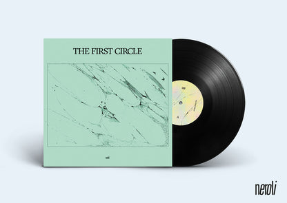 Lado A del vinilo Varios Artistas – The First Circle, etiqueta central amarilla con logo Neroli y marca A visible, disco 12" compilación reimpresión parcialmente fuera de la funda.