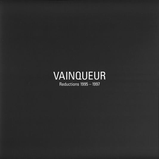 Portada del vinilo Vainqueur – Reductions 1995-1997, diseño minimalista en negro con tipografía blanca centrada, compilación 3x12" de Scion Versions.