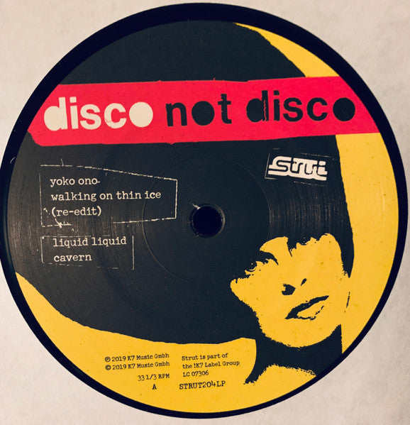Lado A del vinilo con los temas de Yoko Ono y Liquid Liquid. Texto impreso: disco not disco, STRUT204-LP.