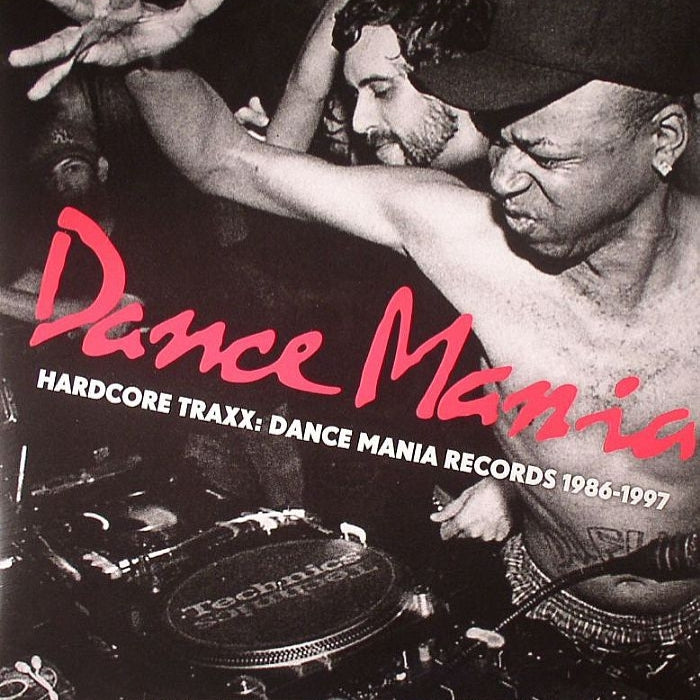 Portada delantera del vinilo Varios Artistas – Hardcore Traxx: Dance Mania Records 1986–1997 editado por Strut. Texto impreso: Dance Mania en rojo, título del álbum en blanco.