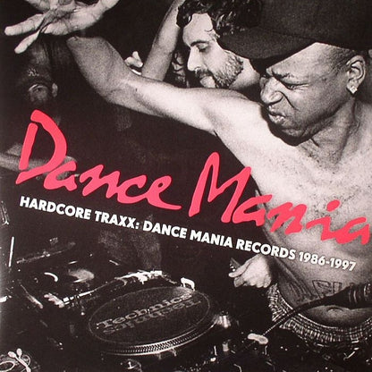 Portada delantera del vinilo Varios Artistas – Hardcore Traxx: Dance Mania Records 1986–1997 editado por Strut. Texto impreso: Dance Mania en rojo, título del álbum en blanco.