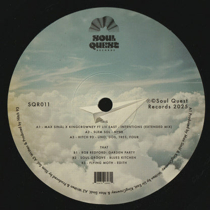 Etiqueta central del lado A del vinilo Varios Artistas – Maintain Altitude, con cielo nuboso, logo, créditos y catálogo SQR011.