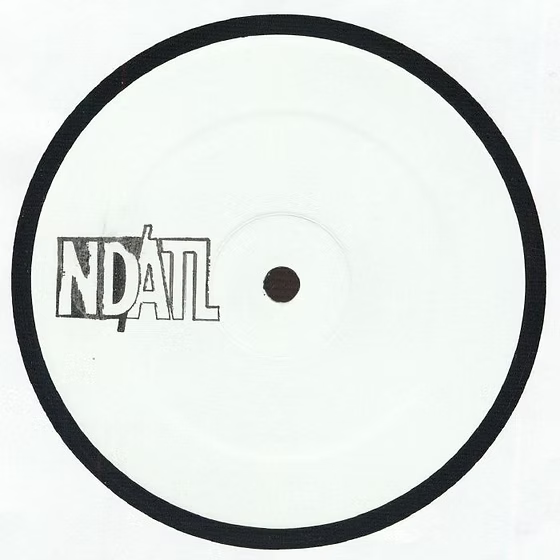 Funda del vinilo Varios Artistas – NDATL Special Edition 2026: papel blanco con ventana y sticker Deep Detroit 16.