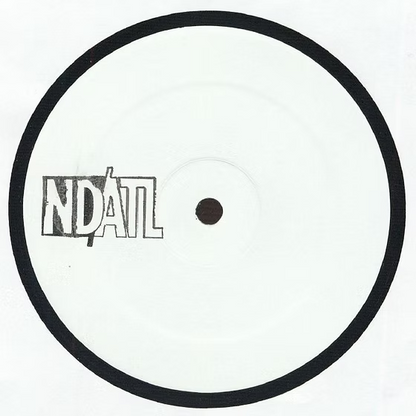 Funda del vinilo Varios Artistas – NDATL Special Edition 2026: papel blanco con ventana y sticker Deep Detroit 16.