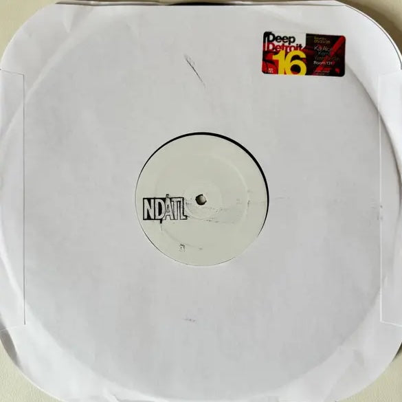 Portada del vinilo Varios Artistas – NDATL Special Edition 2026: acercamiento de la etiqueta blanca con logo NDATL.