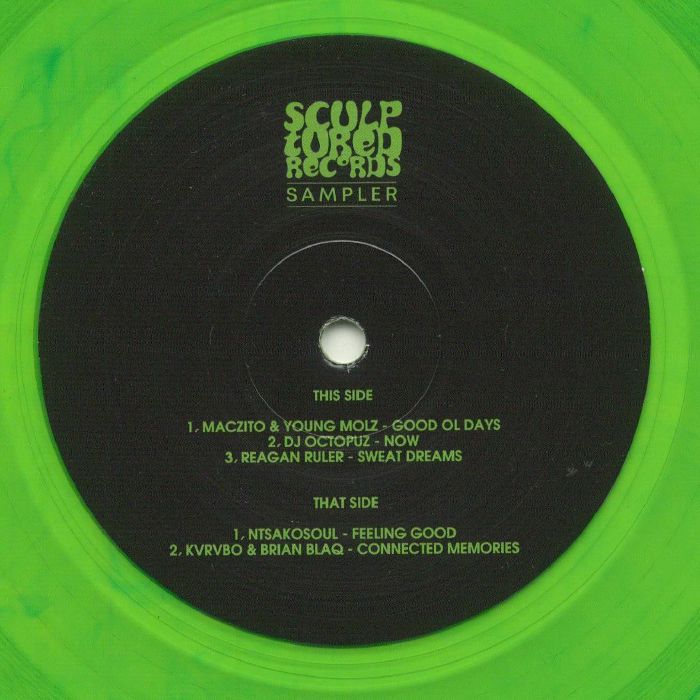 Etiqueta central lado A del vinilo 12" Varios Artistas – Sculptured Records Sampler Vol. 2 con títulos visibles y diseño verde neón.