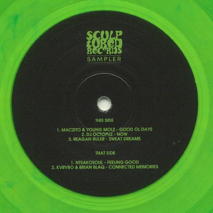 Etiqueta central lado A del vinilo 12" Varios Artistas – Sculptured Records Sampler Vol. 2 con títulos visibles y diseño verde neón.