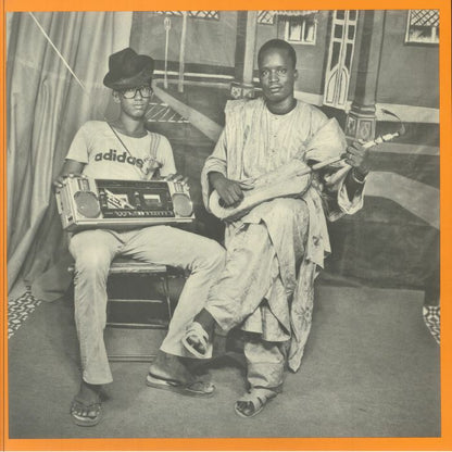 Portada delantera del vinilo Varios Artistas – The Original Sound Of Mali 2 publicado por Mr Bongo. Fotografía en blanco y negro con un estilo vintage.