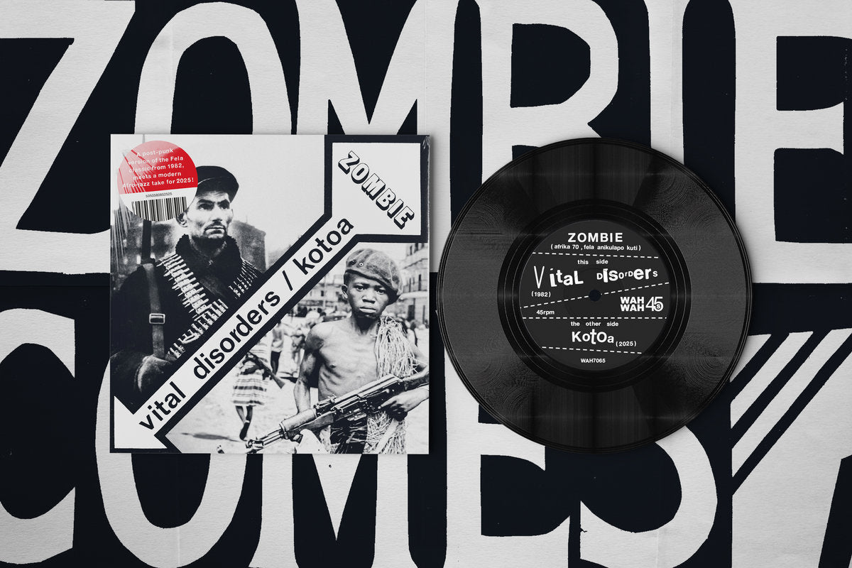 Vinilo Vital Disorders & Kotoa – Zombie en 7 pulgadas con portada y etiqueta frontal visibles, incluyendo créditos de ambas caras y el sello Wah Wah 45s sobre un fondo tipográfico en alto contraste.