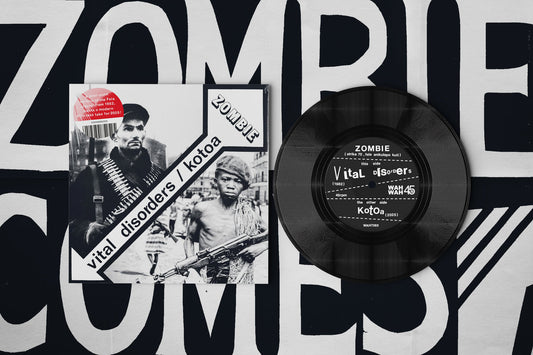 Vinilo Vital Disorders & Kotoa – Zombie en 7 pulgadas con portada y etiqueta frontal visibles, incluyendo créditos de ambas caras y el sello Wah Wah 45s sobre un fondo tipográfico en alto contraste.