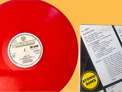 Lado A del vinilo rojo fission con etiqueta Luaka Bop visible. Incluye "Beautiful Baby" y "Better Change Your Mind".