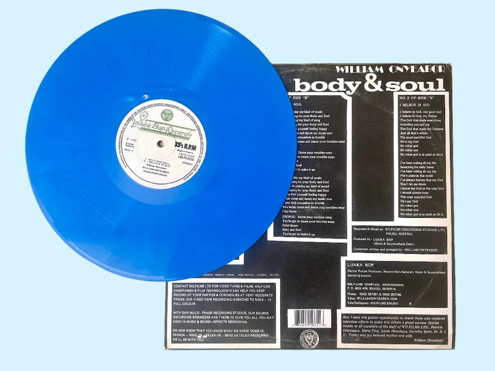 Detalle del vinilo Body & Soul de William Onyeabor con fragmento del lado B. Texto impreso: letra completa de “Body and Soul”.